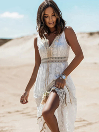 Robe longue bohème blanche, sans manches, encolure en V, motifs dentelle et fente