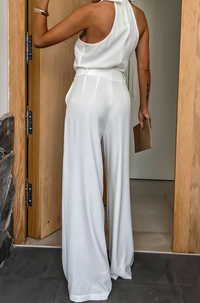 Combinaison blanche sans manches à encolure ouverte, taille marquée et jambes larges