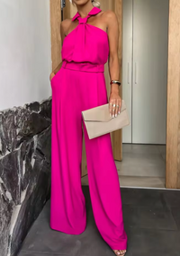 Combinaison rose fuchsia à col halter noué, taille cintrée et jambes amples