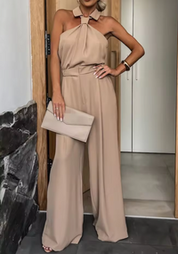 Combinaison beige col halter noué, ceinture à la taille et jambes fluides amples
