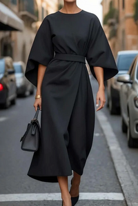 Robe midi noire manches chauve-souris, ceinture nouée, silhouette cintrée à la taille.