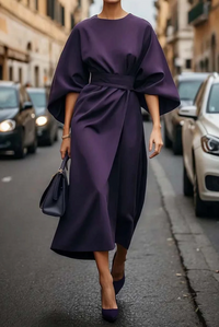 Robe midi violette manches chauve-souris, ceinture nouée, décolleté en V discret.