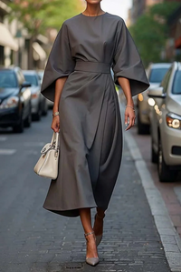 Robe midi grise manches chauve-souris, ceinture nouée à la taille, coupe fluide.