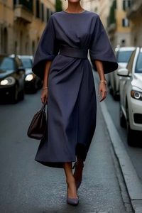 Robe midi bleu marine à manches chauve-souris, ceinture nouée à la taille, col rond.