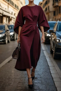Robe midi bordeaux manches chauve-souris, ceinture nouée, décolleté arrondi et drapé.