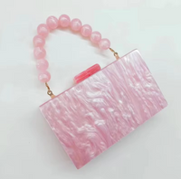 Sac en acrylique Raylene rose pâle, poignée perles roses et rabat rectangulaire