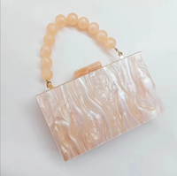 Sac en acrylique Raylene ivoire, poignée perles abricot, rabat rectangulaire translucide