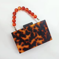 Sac élégant en acrylique Raylene motif écailles de tortue, poignée perles