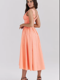 Robe midi pêche évasée, corset froncé, vue de côté avec dos échancré en V
