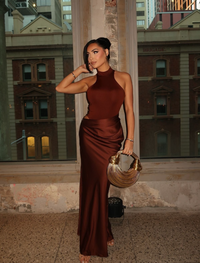 Robe longue asymétrique marron foncé en satin, encolure haute, drapé, fente.