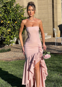 Robe bustier rose pâle à volants superposés, coupe près du corps, ourlet volanté