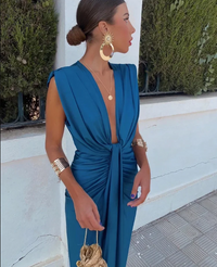 Robe drapée bleue encolure V croisée, nœud central, fente au bas