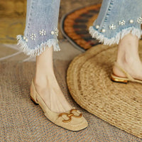 Sandales orthopédiques beige à boucle dorée en forme de fer à cheval, talon bas