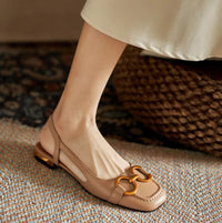 Sandales orthopédiques beige clair à boucle dorée en forme de mors, talon bas