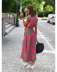 Robe midi à manches courtes, motif fleuri rose et vert, ceinture nouée, fente.