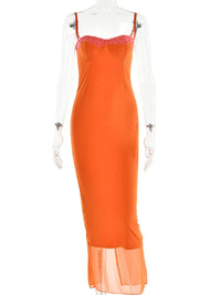 Robe longue orange en dentelle, bretelles fines, bustier rose, voile transparent en bas
