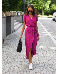Robe midi bordeaux à manches courtes, pois, ceinture nouée, fente.