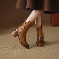 Bottines élégantes Blythe marron portées, talon carré et zip latéral.