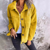 Veste courte en tissu bouclé jaune moutarde, col châle, fermeture boutonnée, poches.