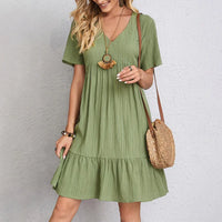 Robe midi à col V, manches courtes, volant en étages, tissu côtelé, vert.