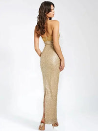 Robe longue près du corps en paillettes dorées, dos ouvert.