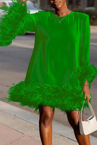 Robe Raegan™ verte à manches longues, ourlet en plumes et poignets à franges