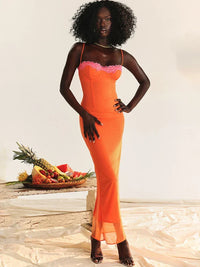 Robe longue orange en dentelle, bretelles fines, bustier dentelle rose et jupe transparente