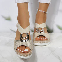 Sandales compensées ergonomiques beiges à brides et grande boucle argentée