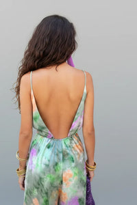Robe longue dos nu en V avec bretelles fines, teinture vert clair et violet.