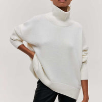 Pull à col roulé en maille blanc cassé, col haut côtelé, manches longues larges