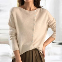 Cardigan beige à boutons, encolure ronde, manches longues, silhouette ample.