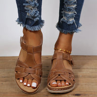 Sandales orthopédiques marron avec fermeture au talon et brides ajourées.