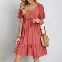 Robe midi à col V, manches courtes, volant en étages, tissu côtelé, rouge.