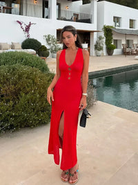 Robe longue sans manches rouge, décolleté plongeant et fente centrale devant