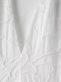 Tissu blanc de la robe, broderie florale texturée