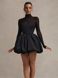 Robe ballon en tulle noire, encolure haute, manches en voile et jupe froncée
