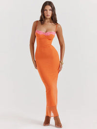 Robe longue orange en dentelle, bretelles fines, décolleté en dentelle rose, jupe fendue