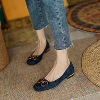Sandales orthopédiques bleues à brides nouées et semelle plate.