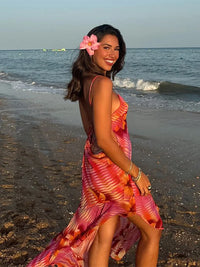Robe tropicale Dakota rose/orange à bretelles fines, motifs floraux, dos dégagé.