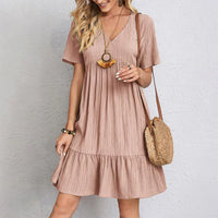 Robe midi à col V, manches courtes, volant en étages, tissu côtelé, rose poudré.