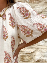 Robe courte blanche imprimée fleurs, gros plan manches bouffantes
