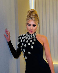 Robe longue noire à col haut une épaule, manches longues, strass brillants