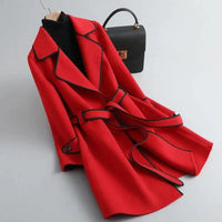 Manteau rouge mi-long ceinturé, revers noirs contrastés et boutons visibles