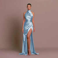 Robe longue fendue en satin bleu clair, sans manches, encolure haute, drapé sur le côté