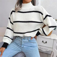 Col roulé en tricot blanc à rayures noires, coupe ample, manches longues.