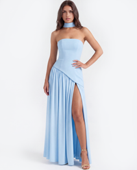 Robe bleu clair sans bretelles, jupe plissée longue à fente latérale
