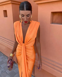 Robe drapée orange nouée au centre, encolure V et fente au bas
