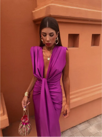 Robe drapée fuchsia à encolure V, nœud à la taille, fente sur le devant