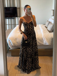 Robe longue imprimé léopard, vue de face en miroir, décolleté et jupe évasée