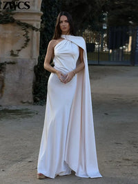 Robe longue blanche à col haut asymétrique, drapé style cape sur l’épaule